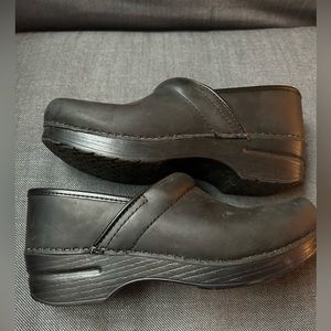 Dansko Women's Professional black Leather Clog. Women size 39 (8.5-9).